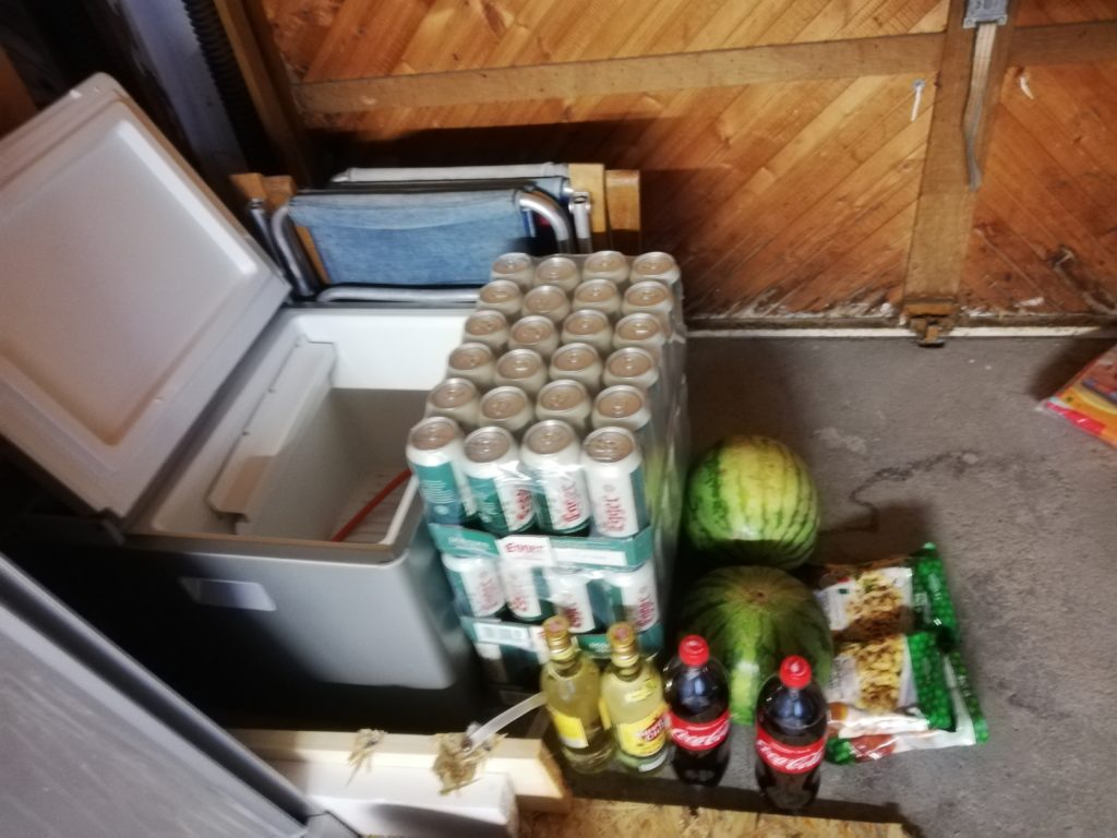 Camping Kühlschrank mit Bier und Melone